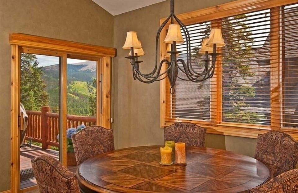 Breakfast nook.