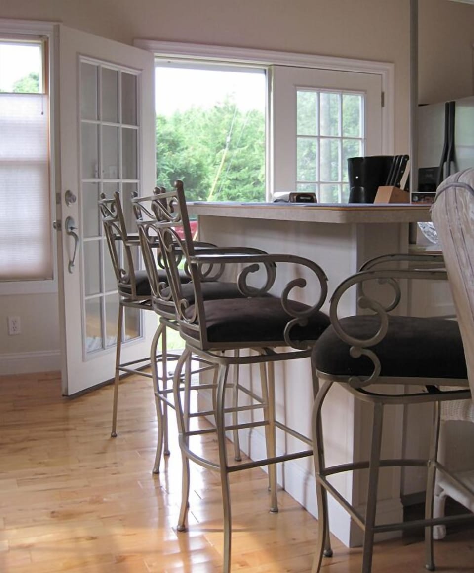 Cottage dining area is a bar with 4 bar stools.