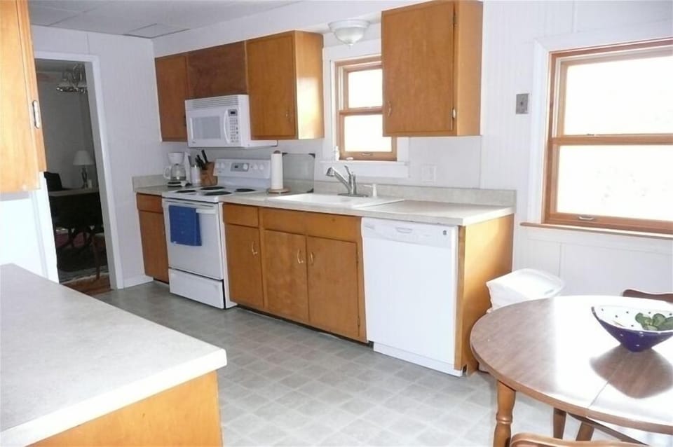 House Kitchen - New appliances, lots of extras. See list on website.