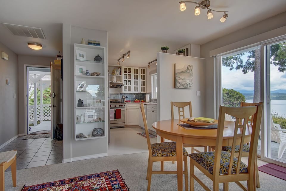 dining table pulls out for 6, entry area, kitchen