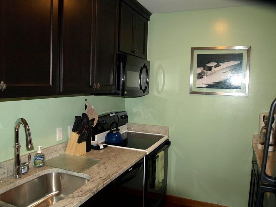 brand new kitchen, beautiful granite tops, custom soft closing cabinets