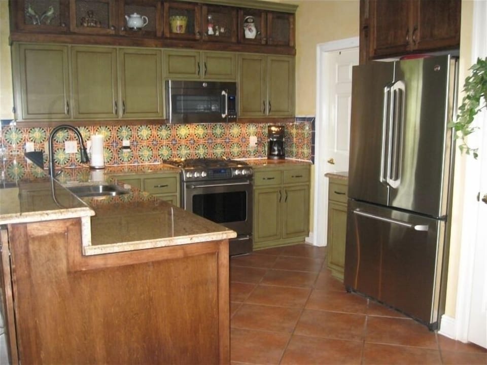 Fully Equipped Kitchen, stainless appliances- washer/dryer