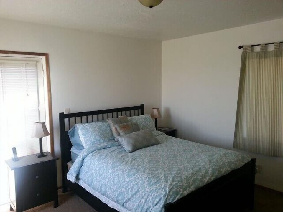 Upper Master Bedroom (Queen)