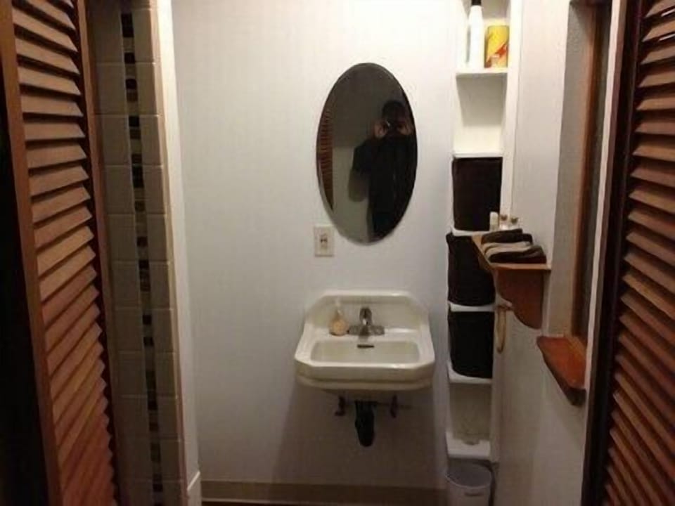 Upstairs Bath (w/ Shower)