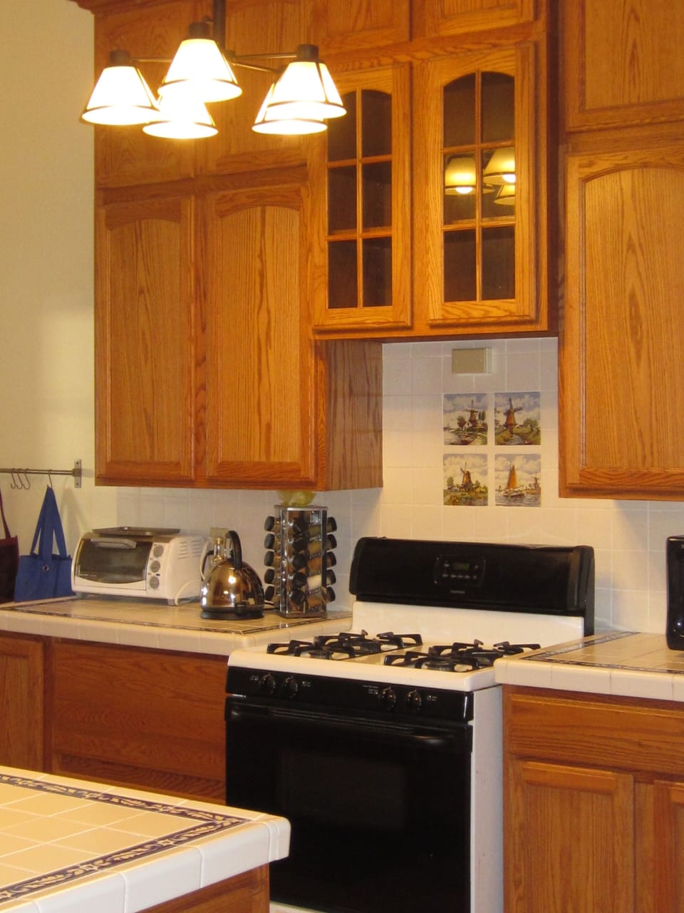 Full Kitchen w/snackbar