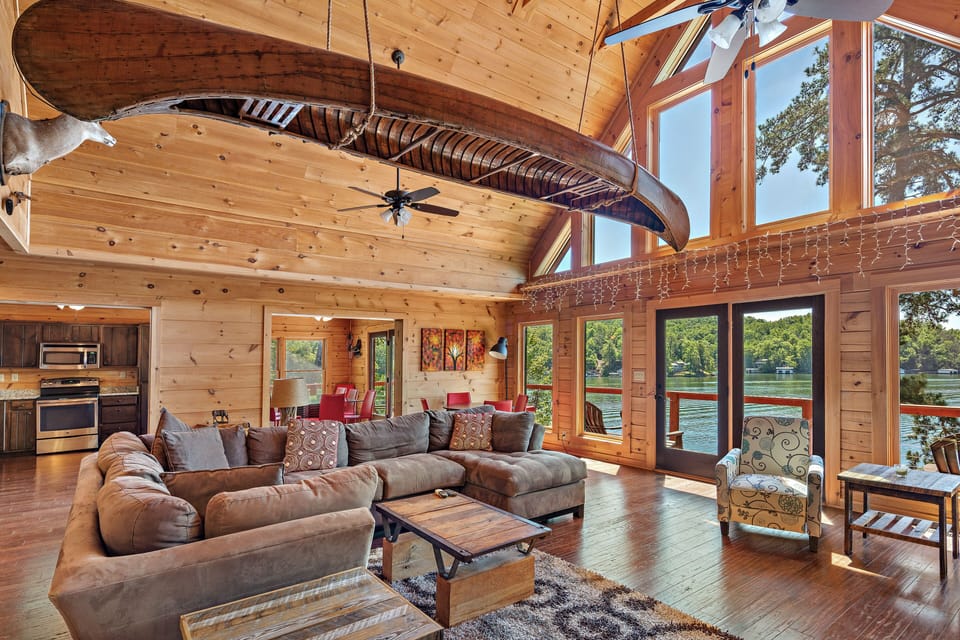 Beautifully decorated for your mountain/lake get away. 