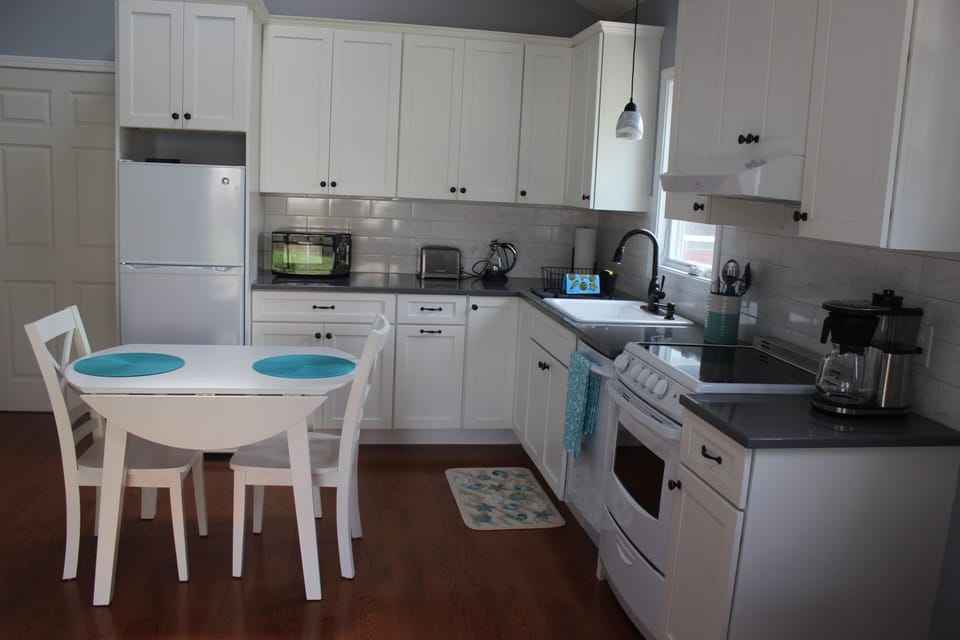 Kitchen/dining area.