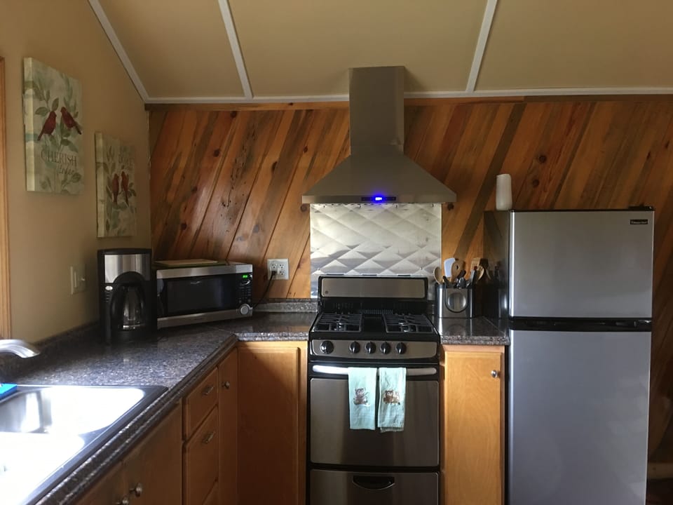 Carlo Loft-Kitchen-420 sq/ft studio apt.  Sleeps 2. TV, Wi-Fi