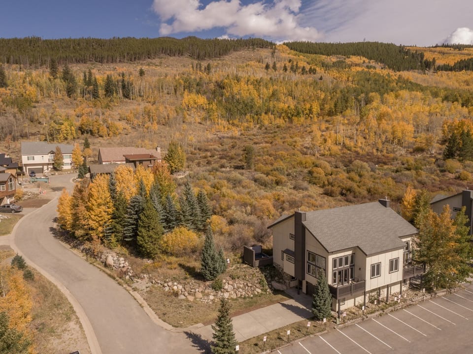 The Retreat duplex in the ski area (4BR/3 Bath; 2-car garage; private hot tub)