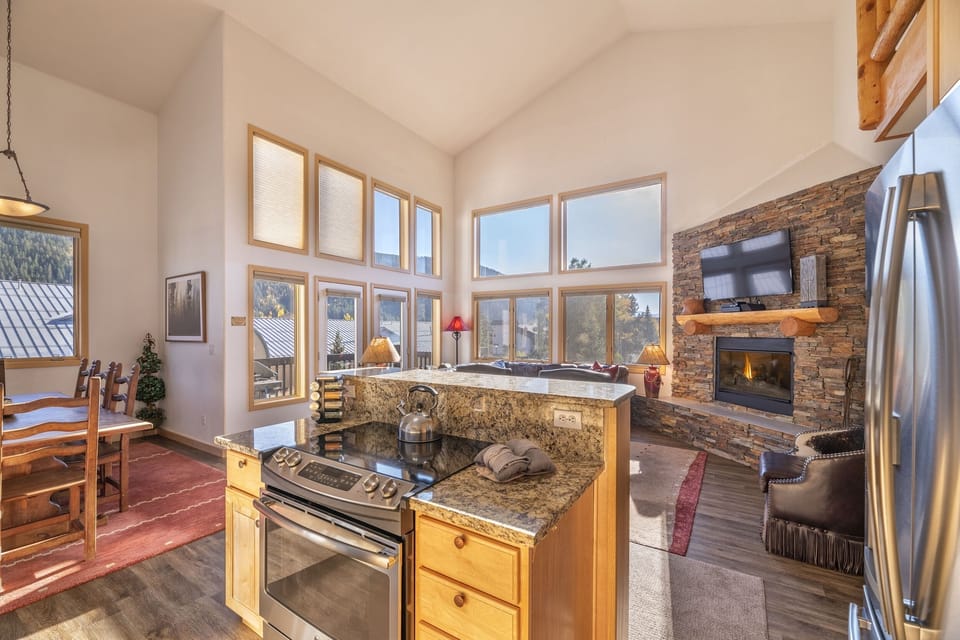 The Retreat (4BR/3 Bath duplex unit in the ski area. 2.5 story vaulted ceiling. 