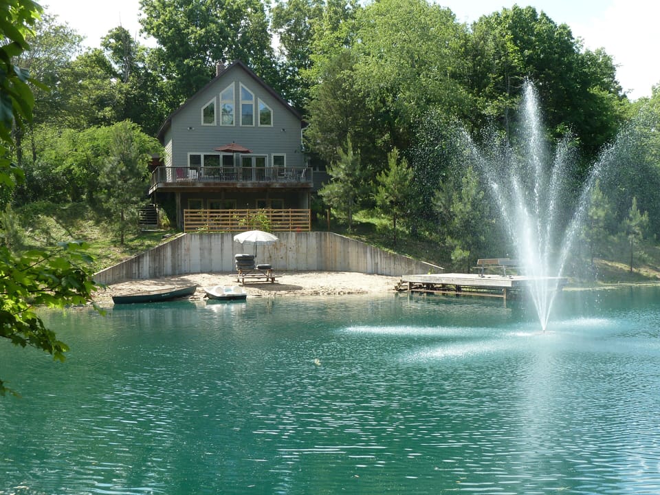 Spacious luxury cabin with 4 bedrooms with all sand beach on private pond.