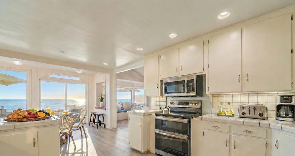 Wake up to a nice breakfast and coffee with ocean views.. 