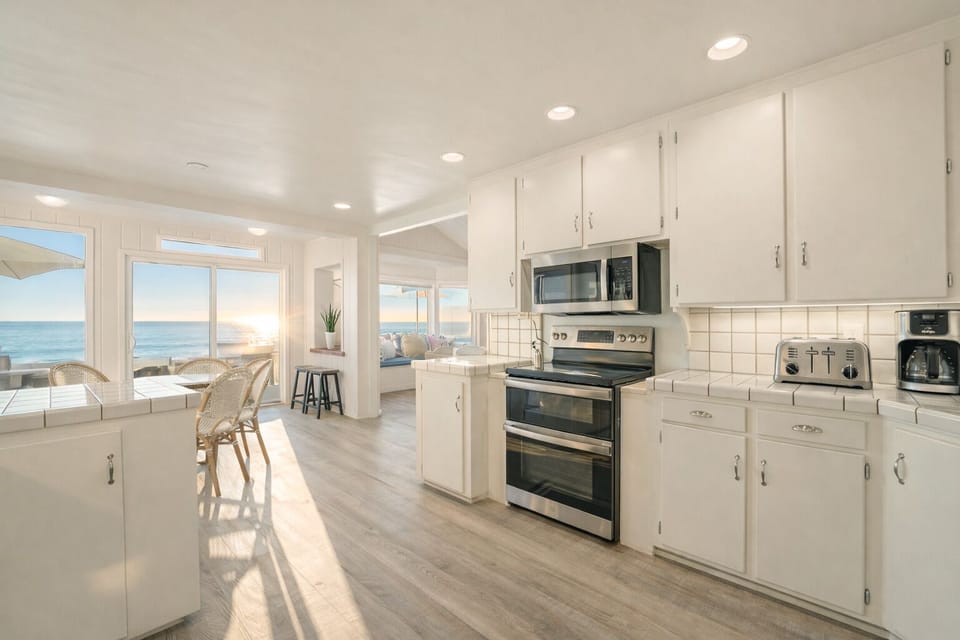Fully equipped kitchen with open layout - perfect for entertaining 