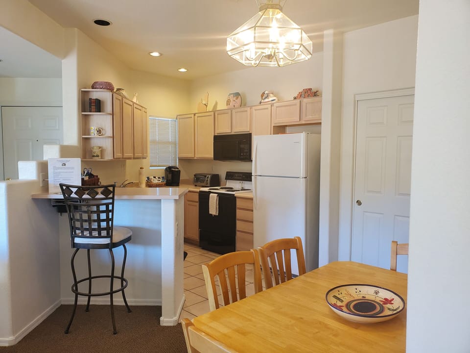 Full Kitchen and dining area.