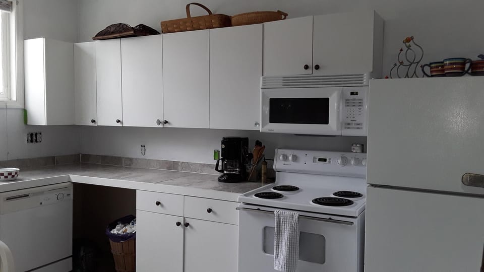 One side of the eat in kitchen, all appliances included. 