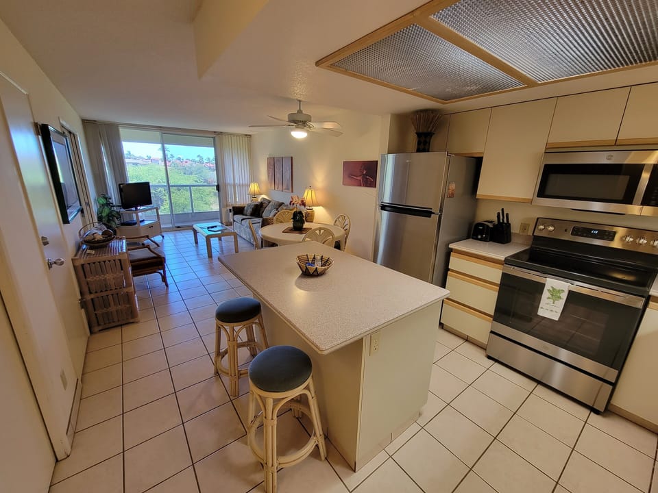 Spacious fully furnished kitchen