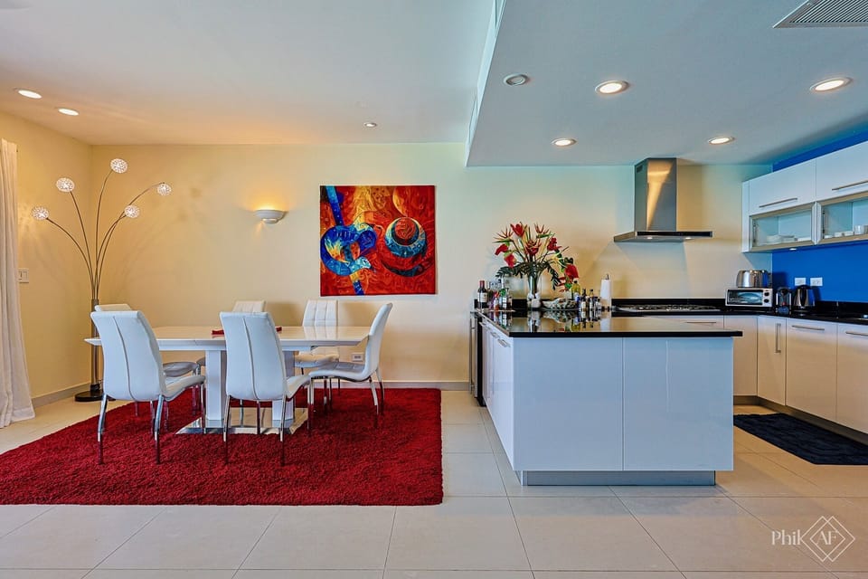 The dimming lights make the dining atmosphere even more special. 