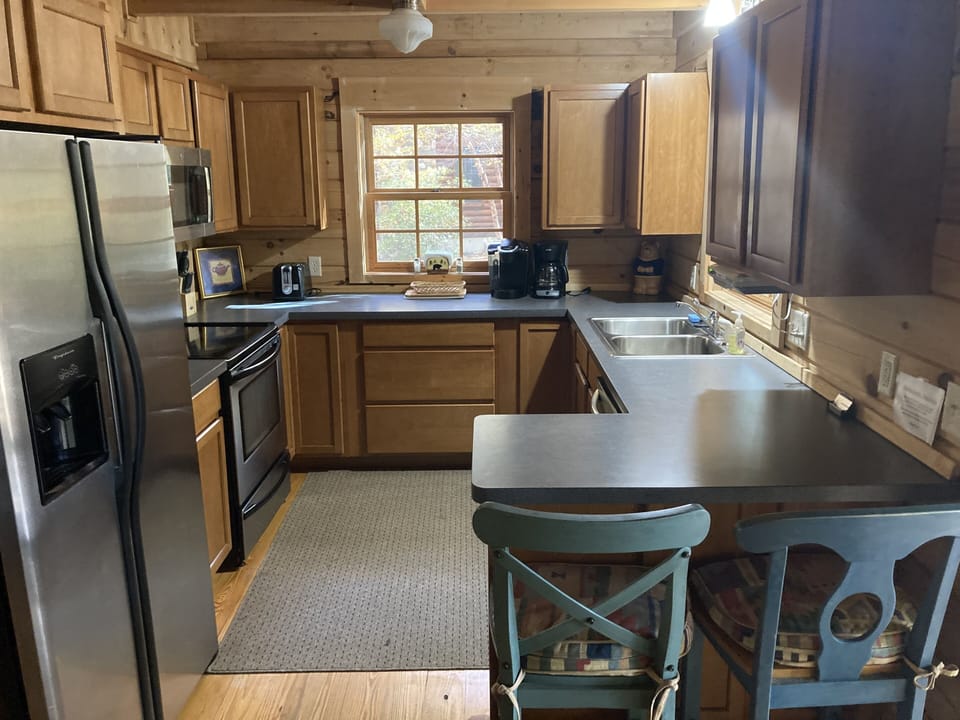 Modern, fully equipped kitchen with dishwasher 