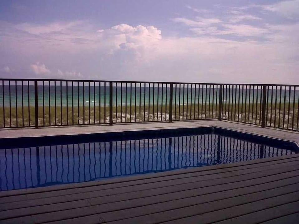 The balcony pool (2nd Floor).