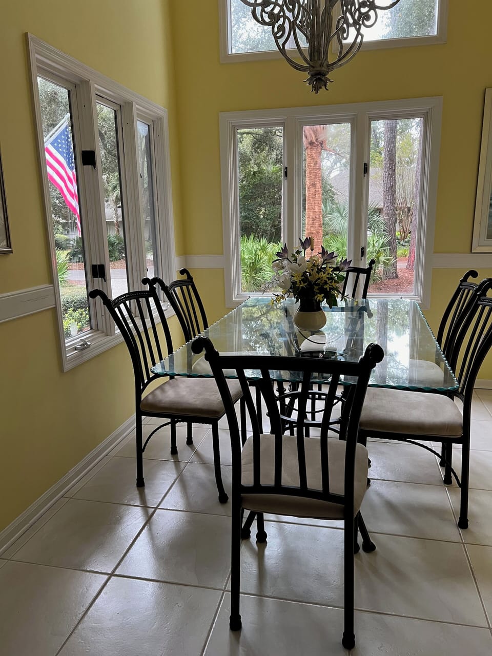 Kitchen dining area