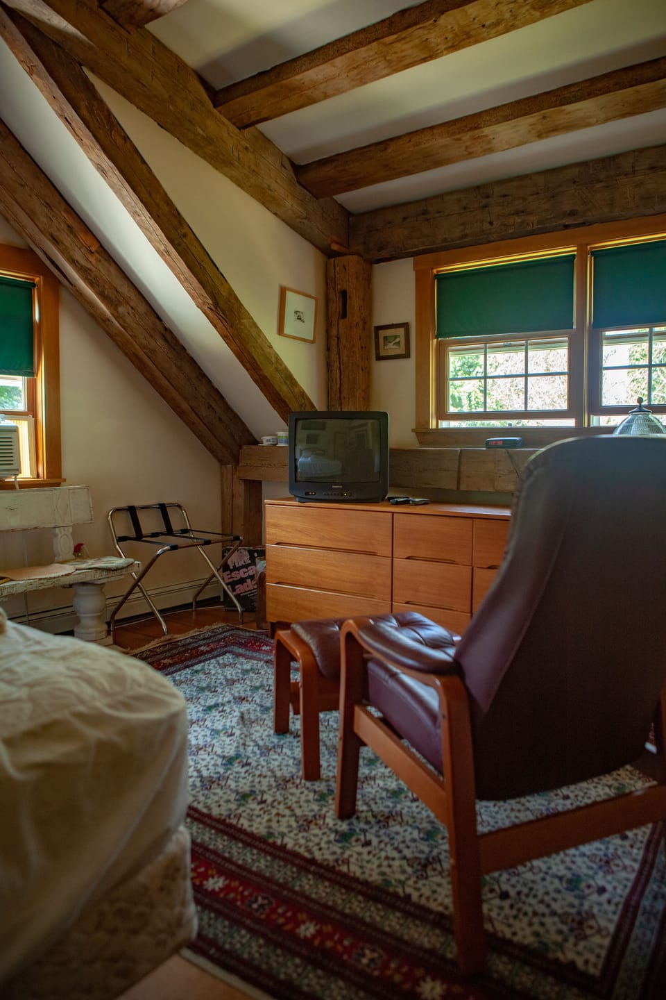 BEDROOM WITH QUEEN BED