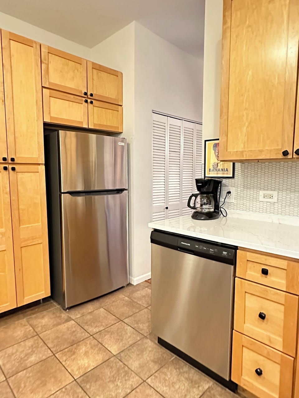 Kitchen appliances / cabinets