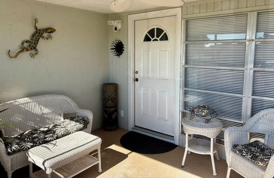 Front screened in lanai - perfect for morning coffee