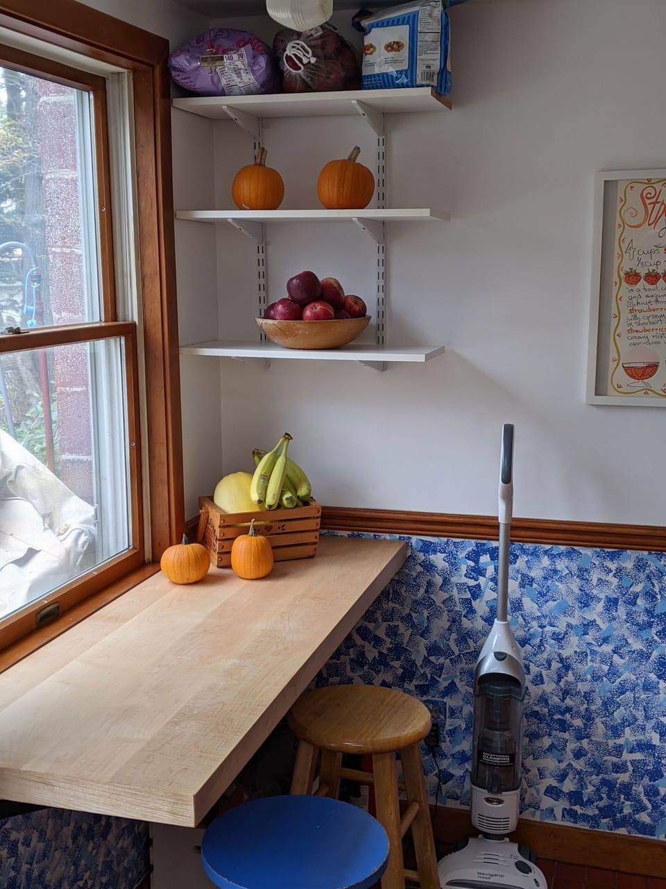 West facing kitchen counter, great prep area.