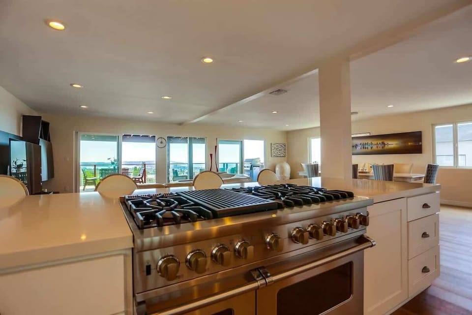 CHEF'S DELIGHT GAS RANGE AND HIGH END APPLIANCES!