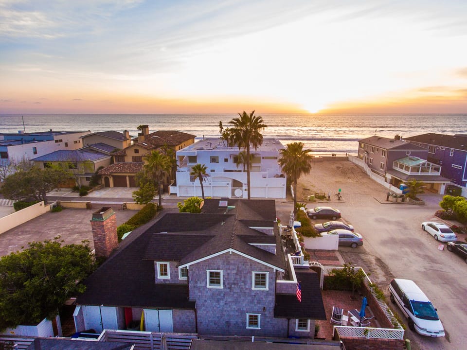 Grey House, steps to Sand