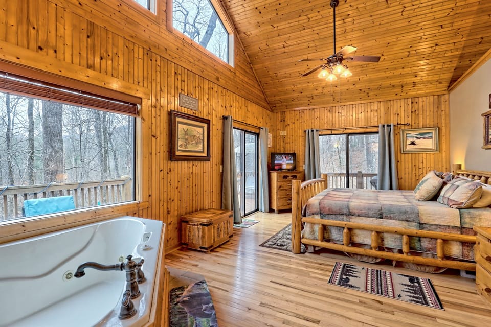Master on Main. King Bed, Casper Mattress, Cable/Roku TV, Jetted Tub, Bathroom