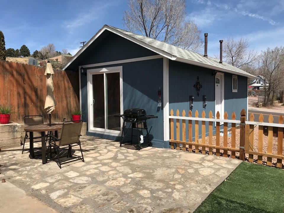 Nice, sunny and private backyard.

