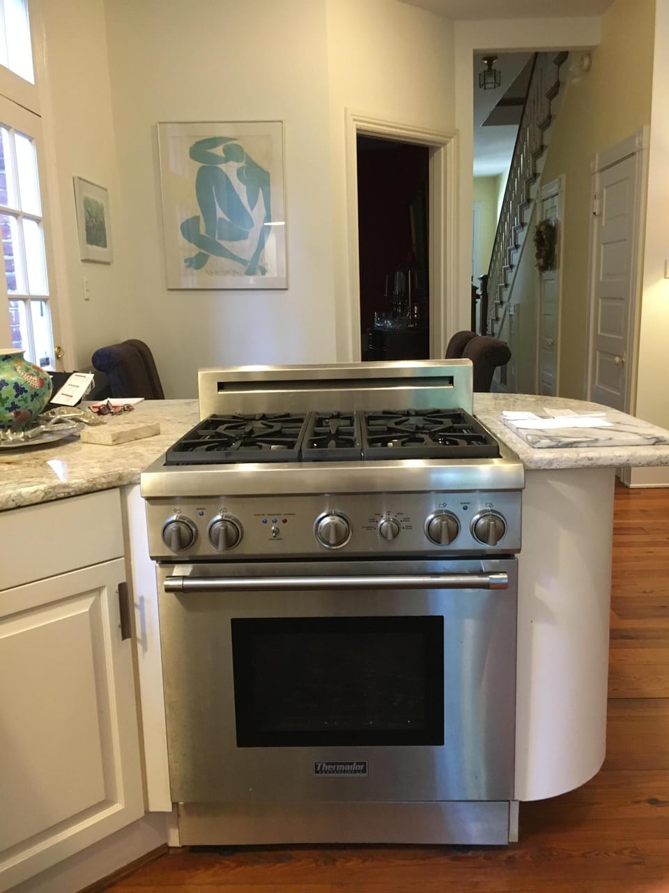 Thermidor gas stovetop and electric oven.
