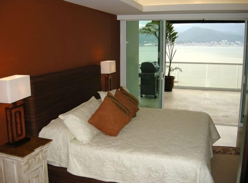 First Floor Master Suite (San Pancho). King Bed. Includes jetted tub with views.