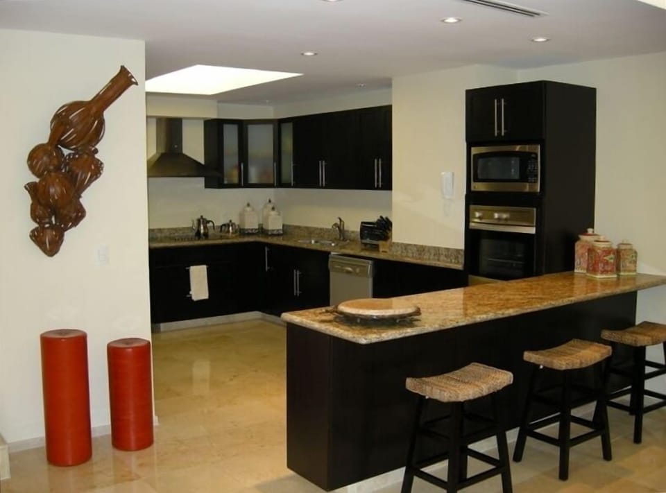 Spacious Kitchen with views of the ocean.