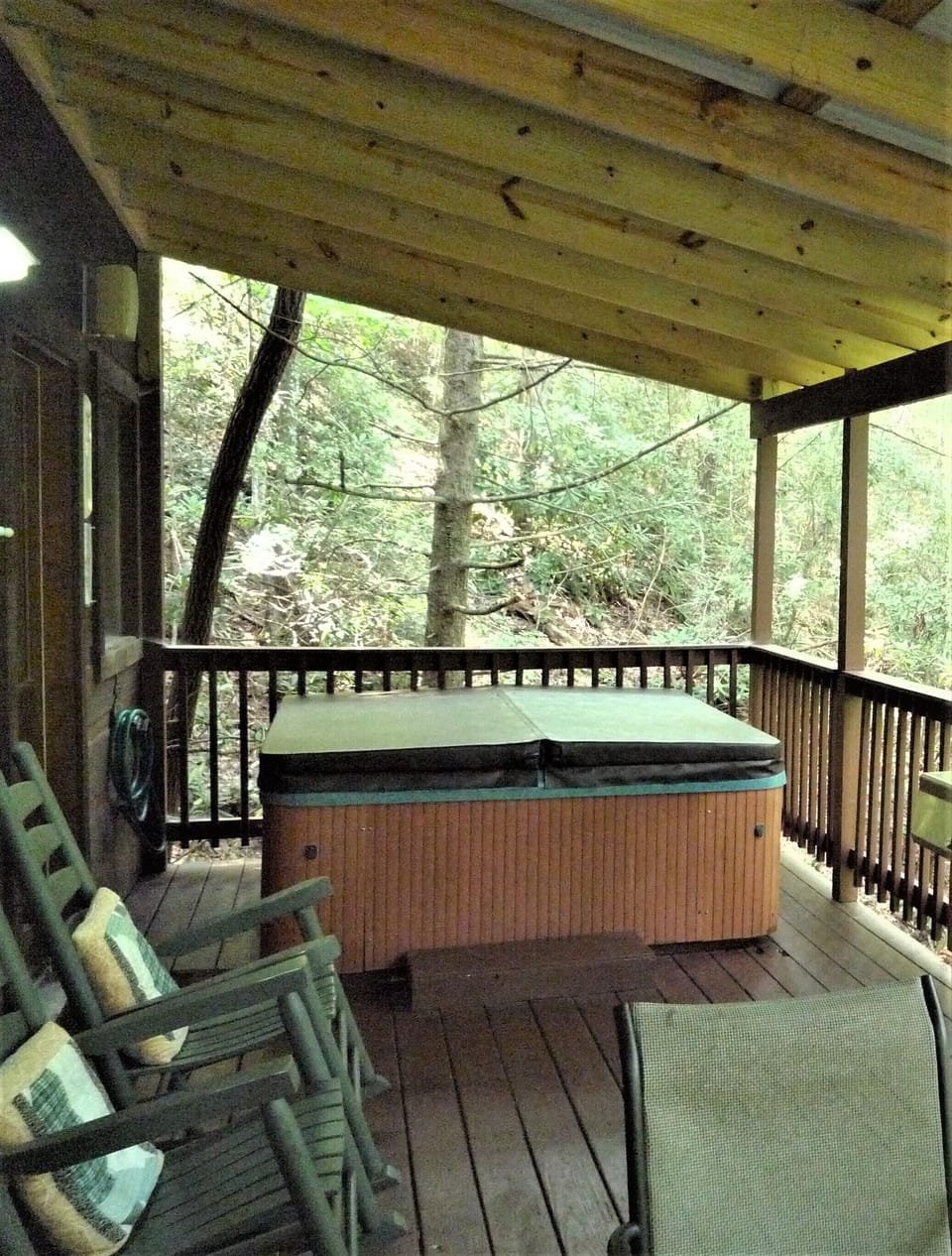 PRIVATE covered deck surrounded by woods-Enjoy hottub in any weather year-round