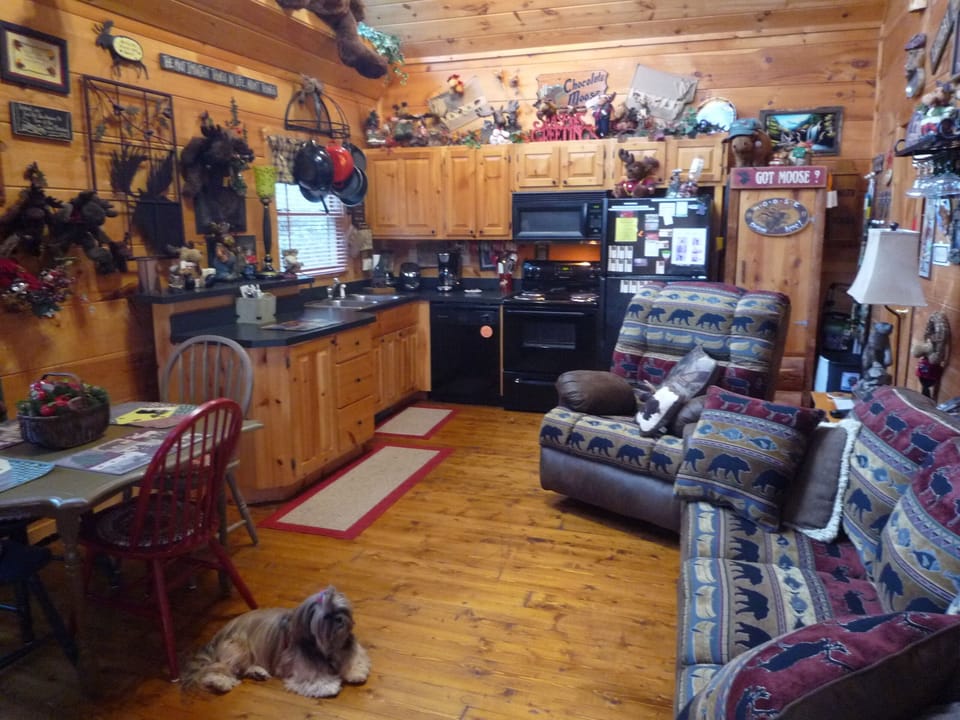 Open-floor plan for  inviting conversations - Both Keurig & regular coffee maker