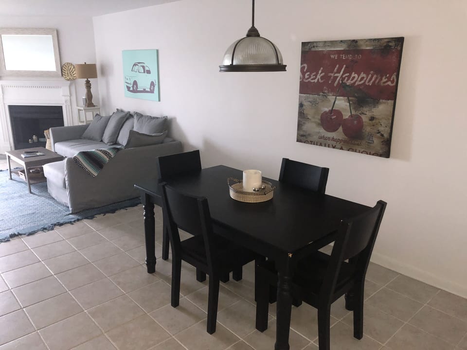 Comfortable space to enjoy breakfast, lunch, and dinner.