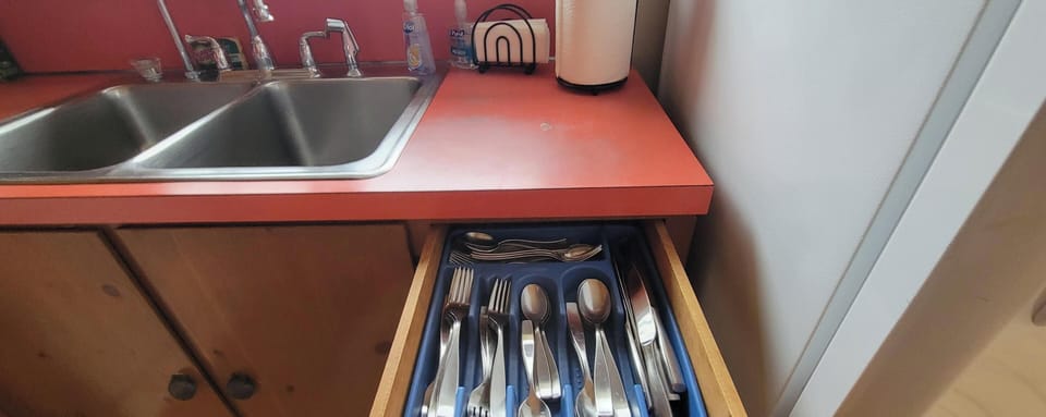 Kitchen & supplies