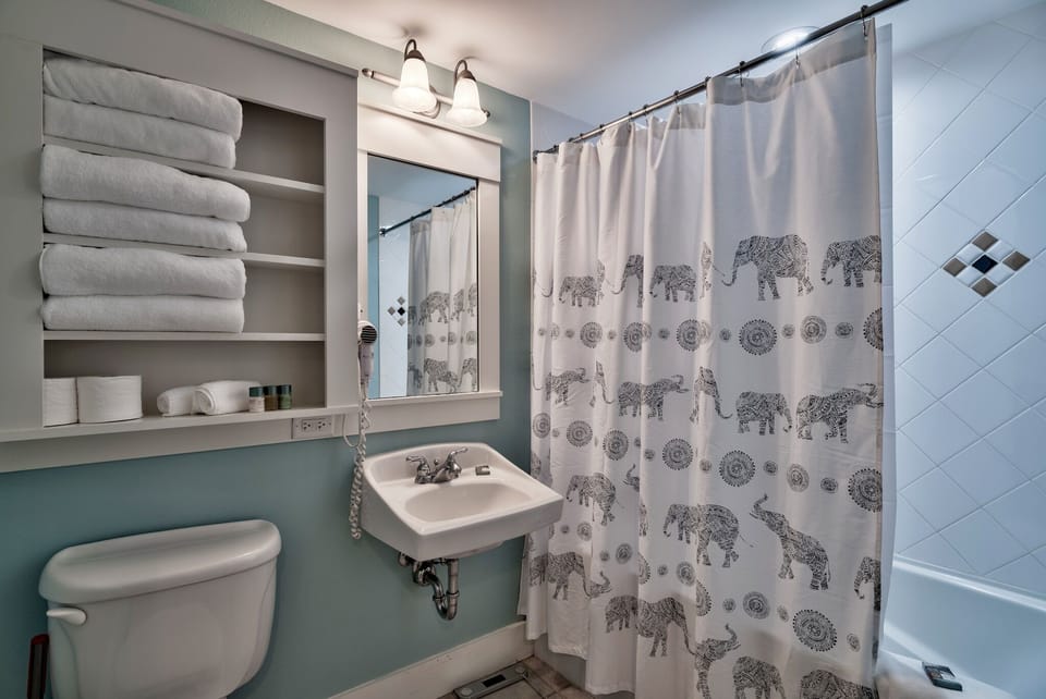 Full Bathroom in Studio 