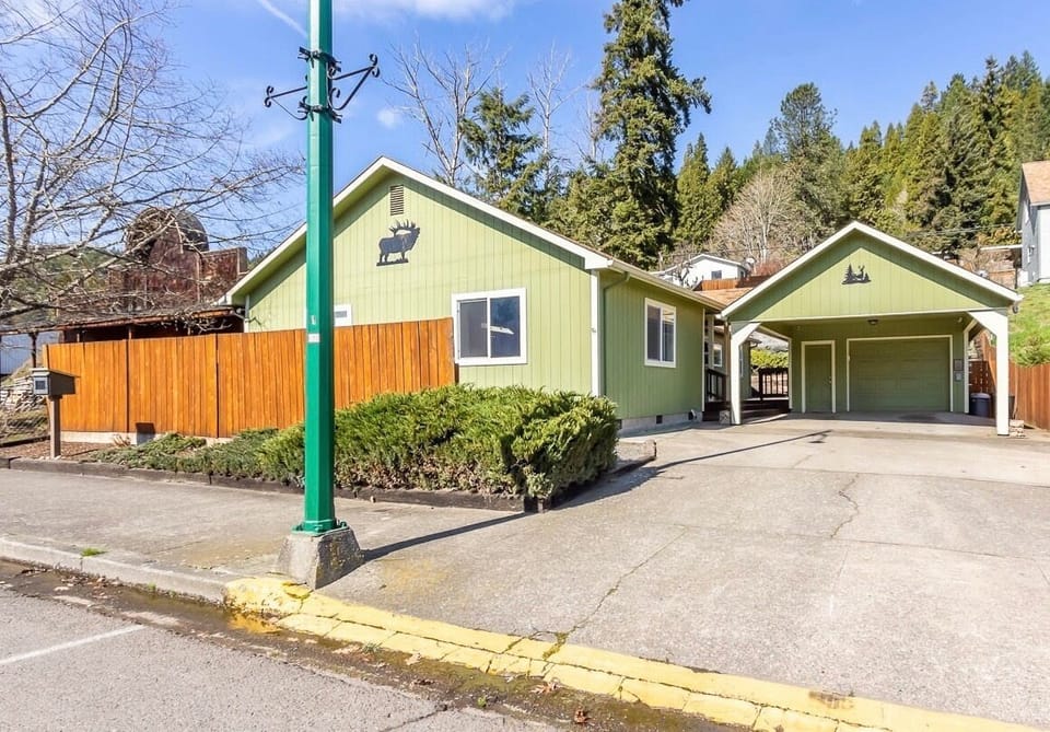 Private covered parking, walking distance to many Uptown Oakridge attractions
