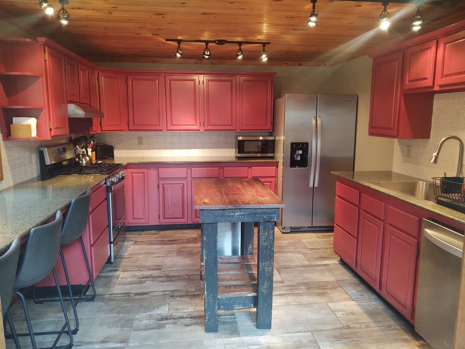 Full kitchen with everything you need!