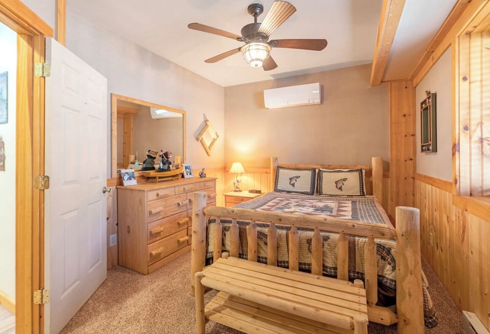 Guest Bedroom--- Queen Size Bed, Downstairs