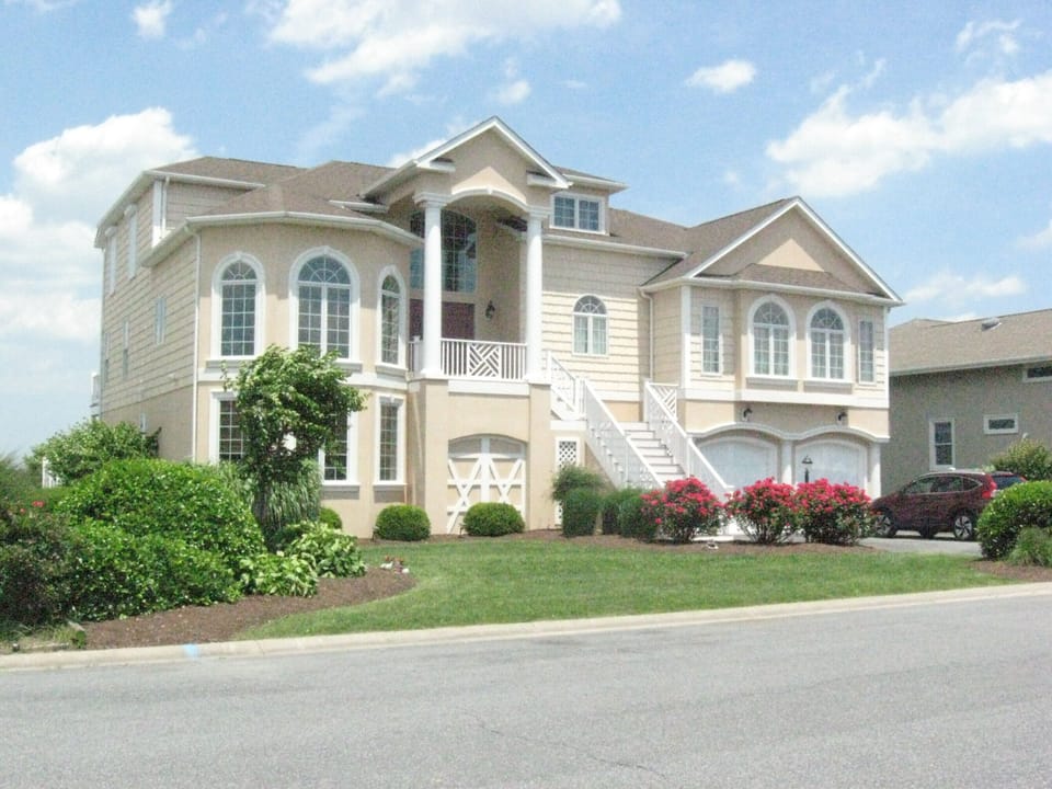 Your vacation dream home...
6 BR/5.5BA. Views galore!
Let's take a tour...