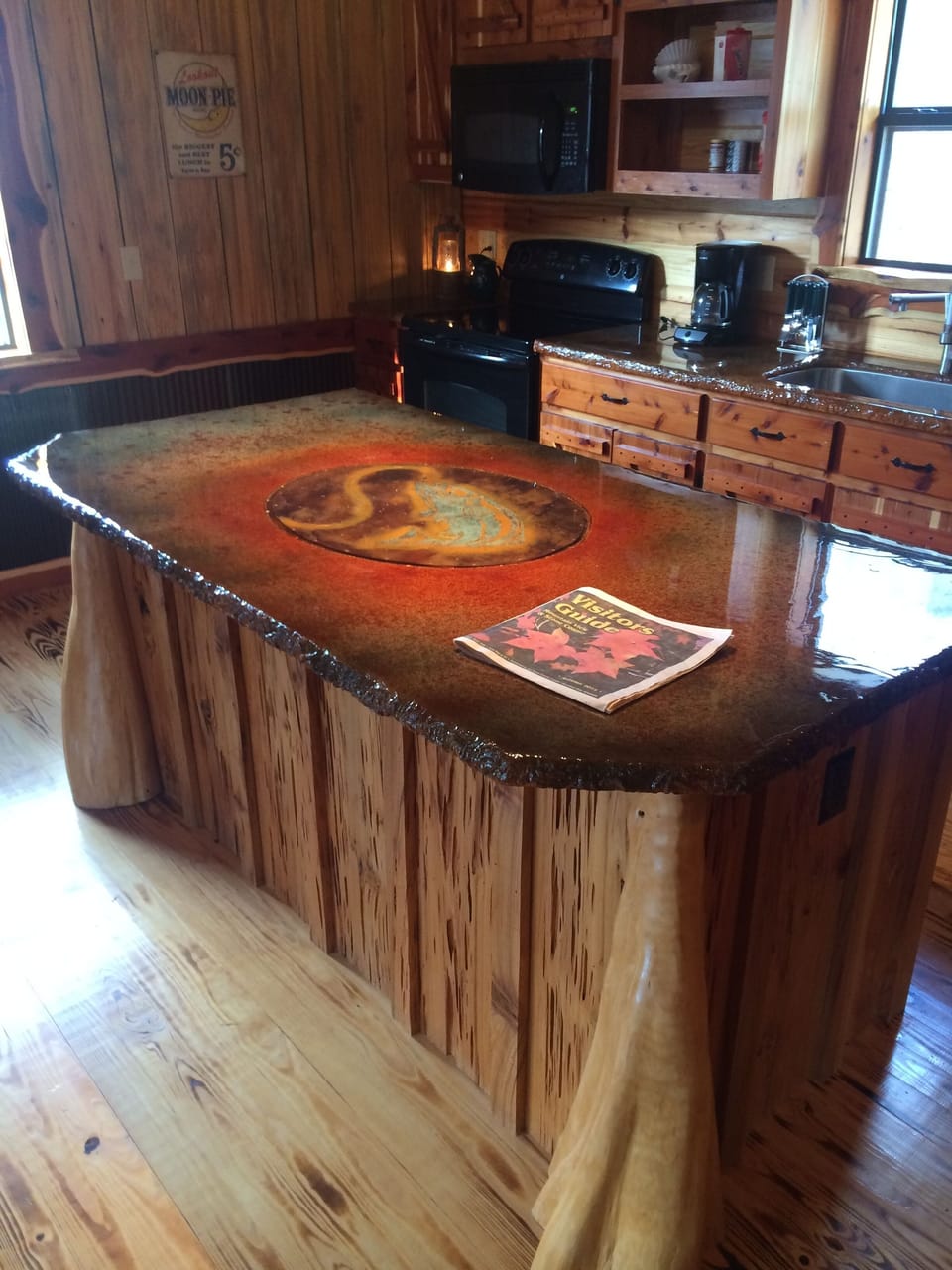 beautiful bar between the kitchen and living area