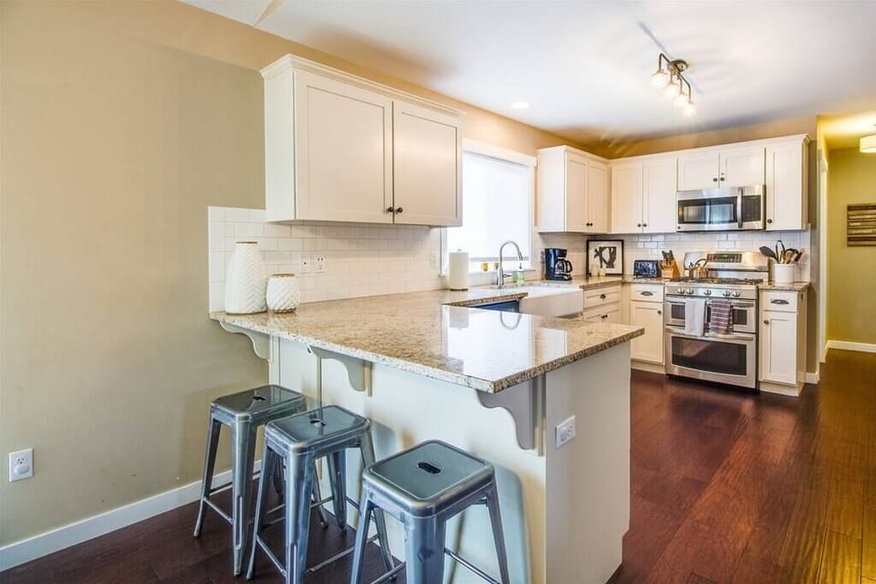 Breakfast Bar for additional seating and memories in the making.