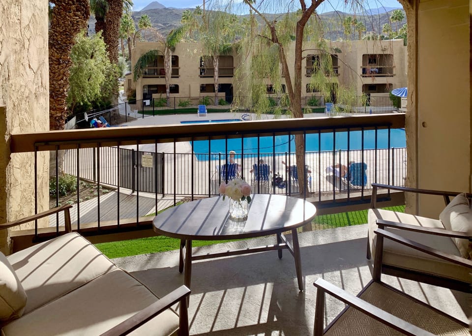 Balcony Pool/Mountain View