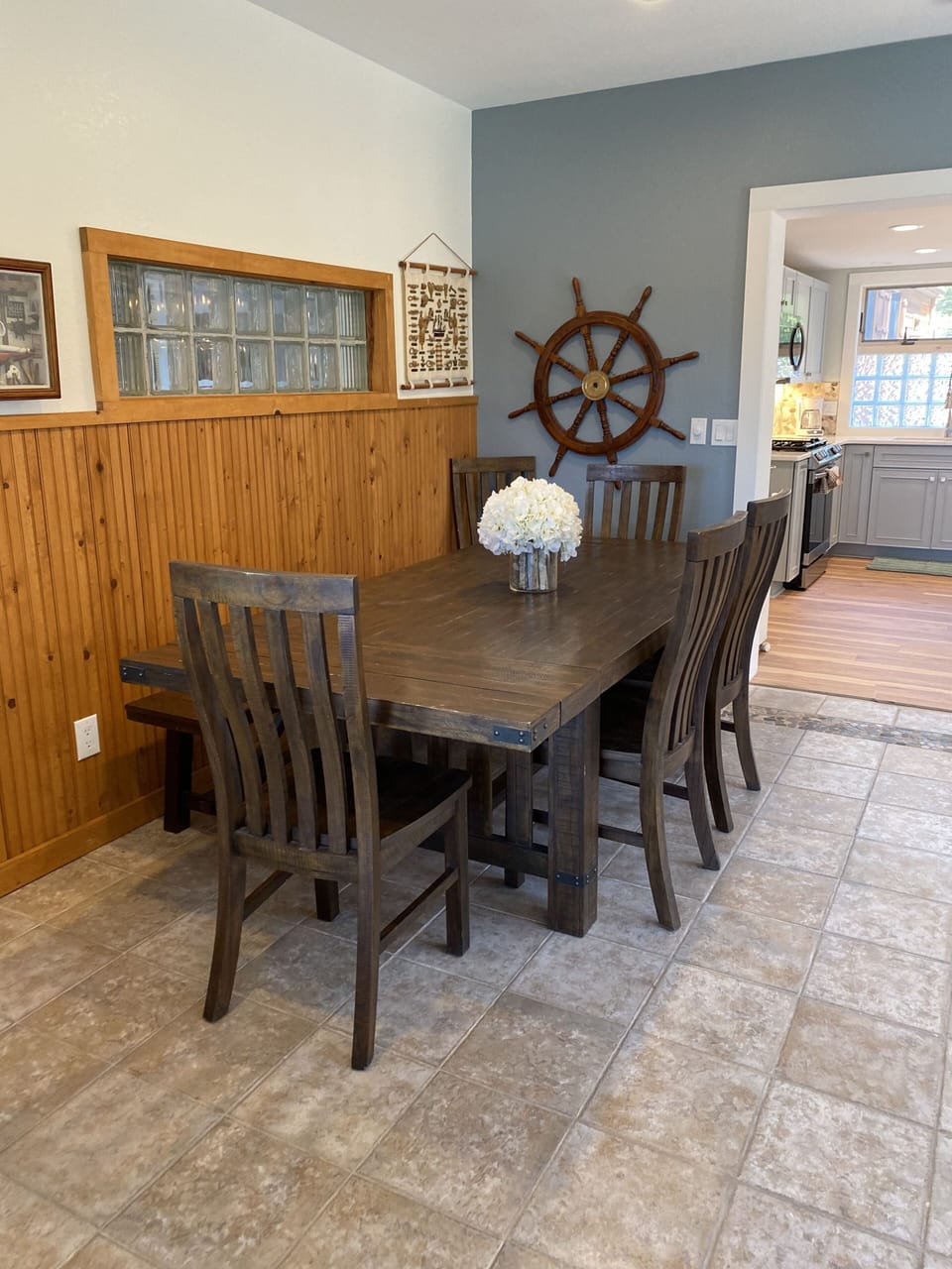 Dining table w seating for up to10 (leaf can be added) 2 smart TVs all the cable