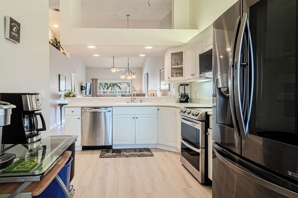 Stylish, fully equipped kitchen.