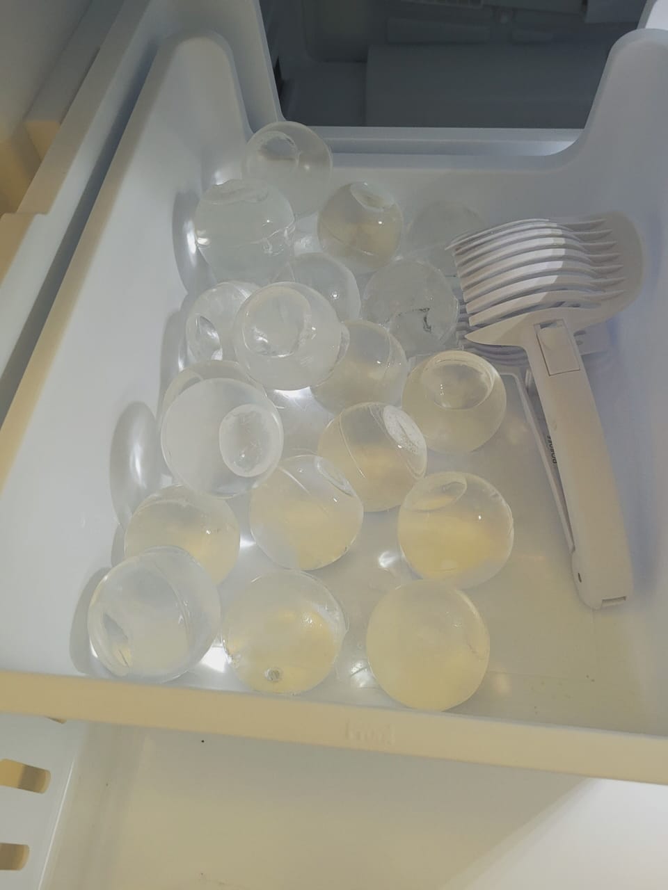 
From lemonade to cocktails, LG's exclusive slow-melting craft round ice.